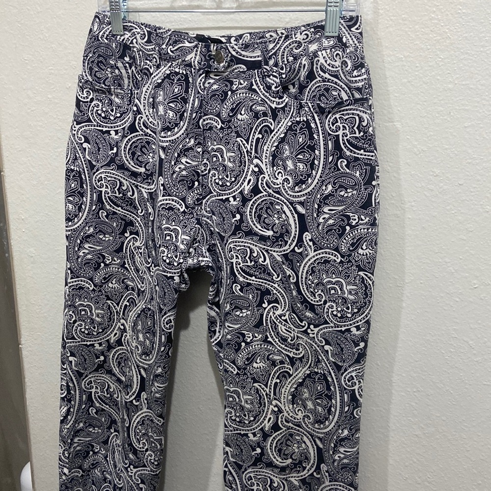 Bandanna style back and white pants.
